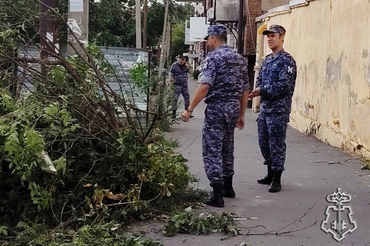 СОТРУДНИКИ ВНЕВЕДОМСТВЕННОЙ ОХРАНЫ РОСТОВСКОЙ ОБЛАСТИ ПРИНЯЛИ УЧАСТИЕ В УСТРАНЕНИИ ПОСЛЕДСТВИЙ СИЛЬНОГО УРАГАНА