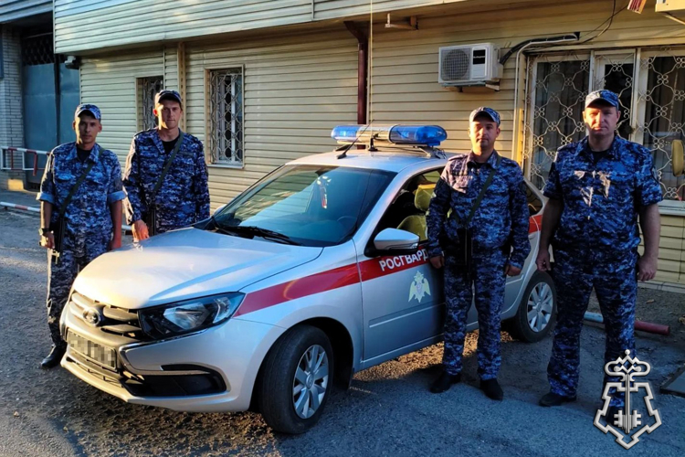 В ГОРОДЕ ТАГАНРОГЕ СОТРУДНИКИ ВНЕВЕДОМСТВЕННОЙ ОХРАНЫ ЗАДЕРЖАЛИ МУЖЧИНУ, УГРОЖАВШЕГО НОЖОМ СОТРУДНИКАМ БОЛЬНИЦЫ