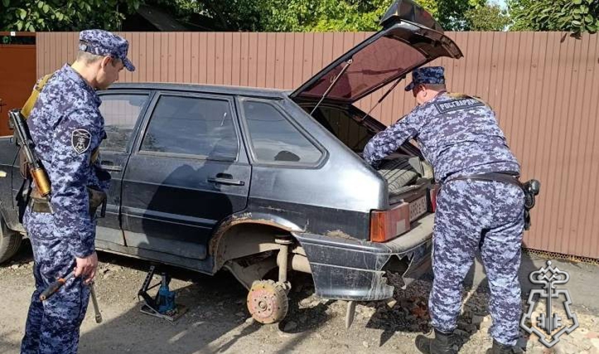 СОТРУДНИКИ ВНЕВЕДОМСТВЕННОЙ ОХРАНЫ ПОМОГЛИ ПЕНСИОНЕРУ С РЕМОНТОМ АВТОМОБИЛЯ