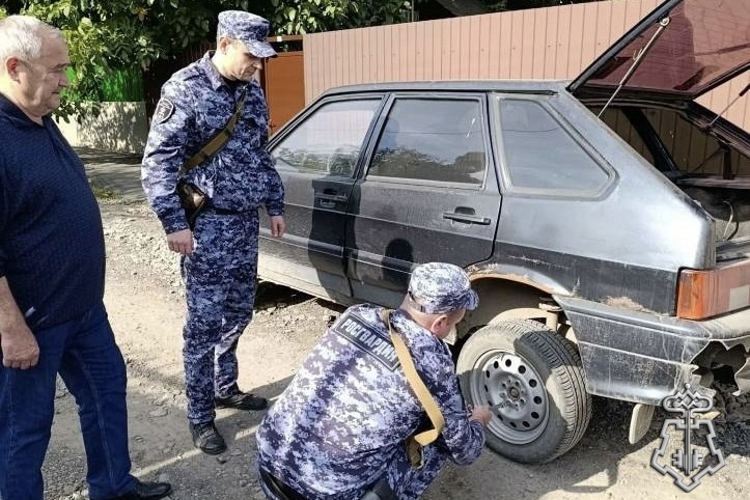 СОТРУДНИКИ ВНЕВЕДОМСТВЕННОЙ ОХРАНЫ ПОМОГЛИ ПЕНСИОНЕРУ С РЕМОНТОМ АВТОМОБИЛЯ